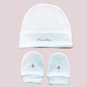 kit gorro e luva personalizado menina branco algodão com nome luisa em bordado rosa e rosas nas luvas