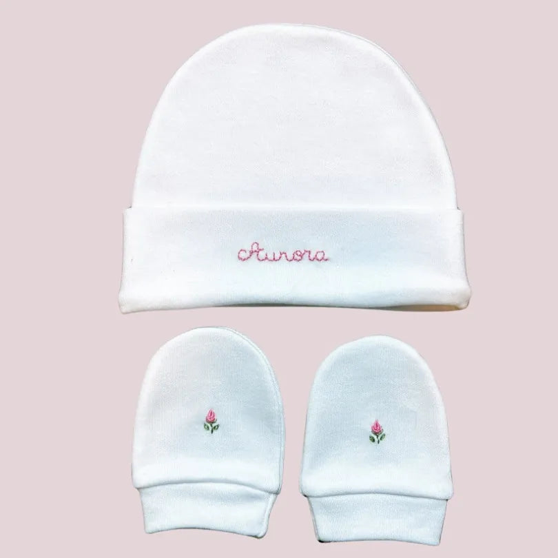 kit gorro e luva personalizado menina branco algodão com nome luisa em bordado rosa e rosas nas luvas