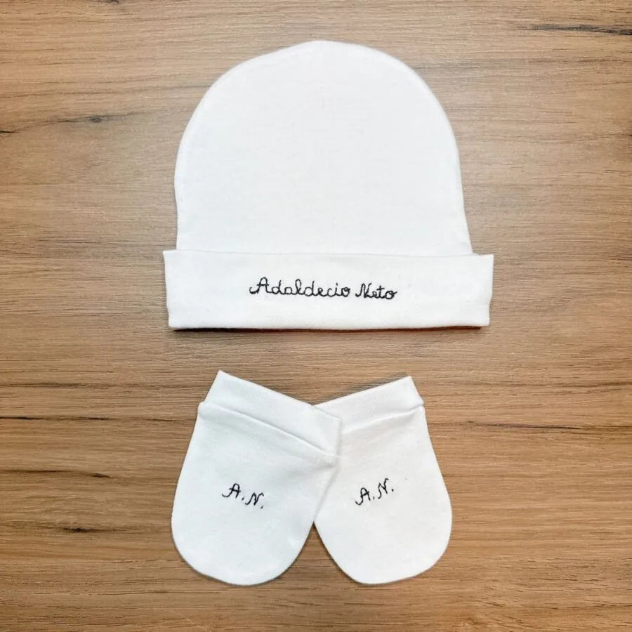 kit gorro e luva personalizado menino branco algodão egípcio com nome chediak bordado