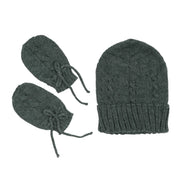 kit gorro e luva verde garrafa em tricô com pontos trançados e amarração ajustável nas luvas