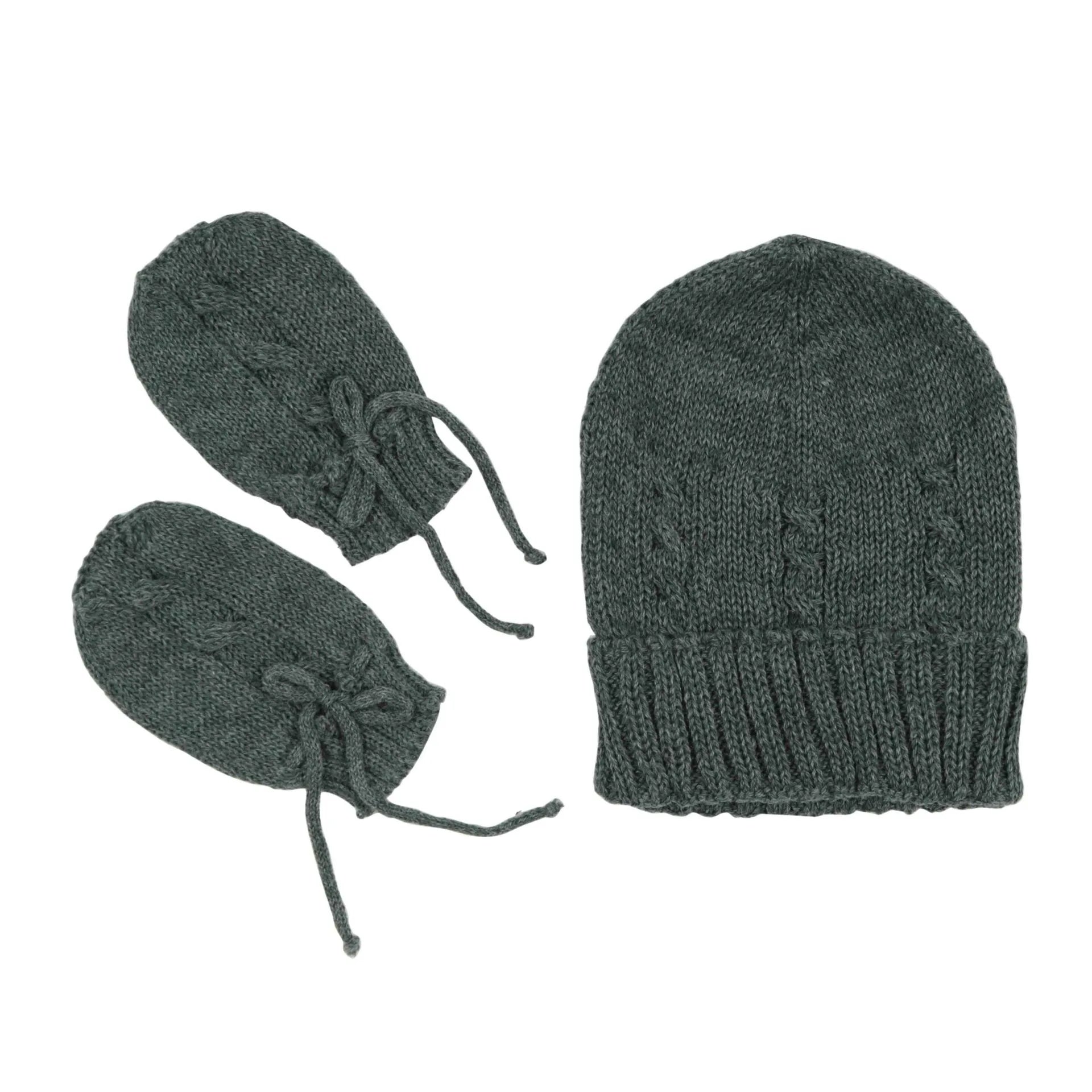 kit gorro e luva verde garrafa em tricô com pontos trançados e amarração ajustável nas luvas