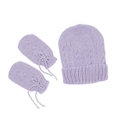 kit gorro e luva lilás de tricô com textura trabalhada, gorro com barra canelada e luvas com amarração