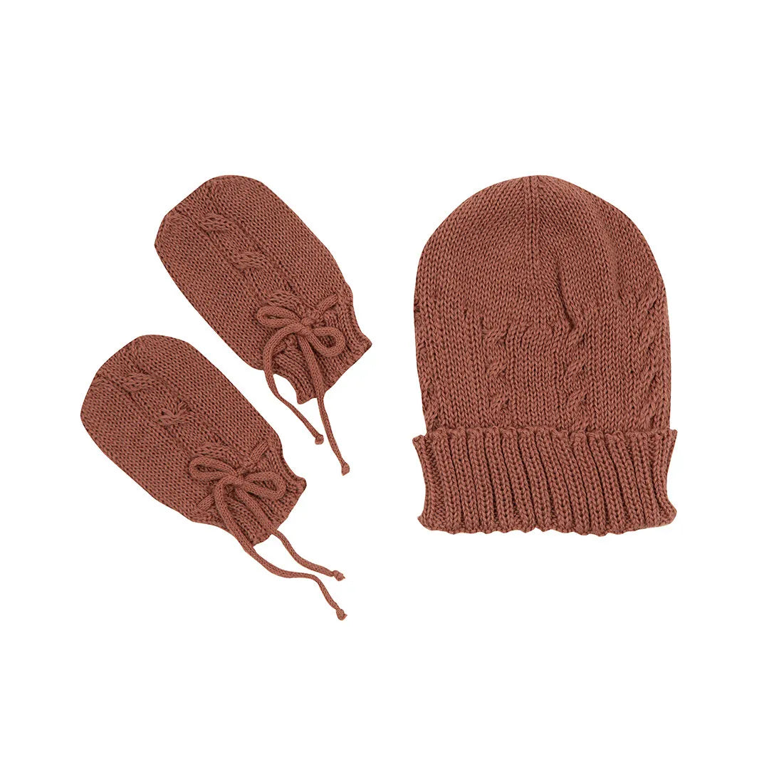 kit gorro e luva terracota em tricô com detalhe trançado e punhos ajustáveis por cordão