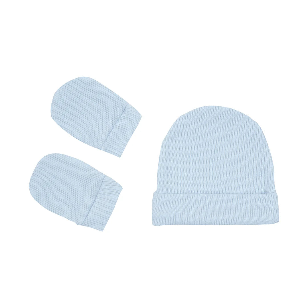 kit gorro e luva em algodão azul bebê, confeccionado em malha macia e respirável, ideal para manter o recém-nascido aquecido com conforto