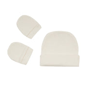 kit gorro e luva em algodão off-white, confeccionado em malha suave e respirável, proporcionando conforto e proteção ao bebê
