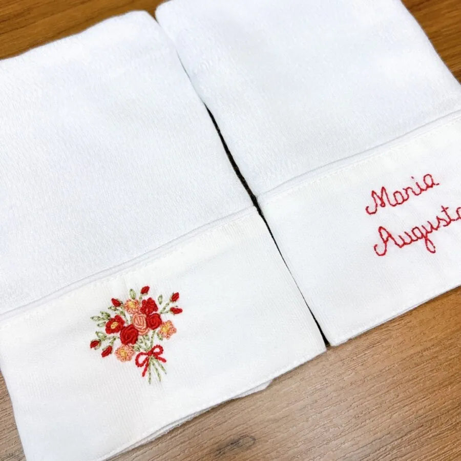 kit maria augusta personalizado branco com bordados florais em tons de vermelho e laranja, acompanhado de fraldinhas