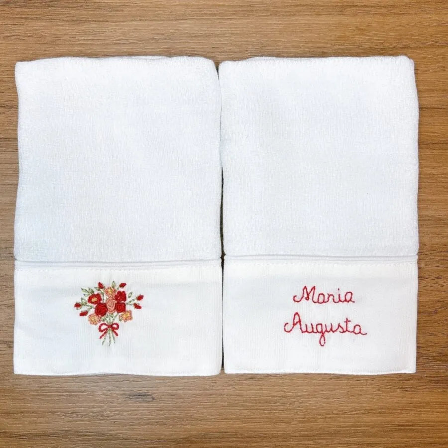 kit maria augusta personalizado branco com bordados florais em tons de vermelho e laranja, acompanhado de fraldinhas