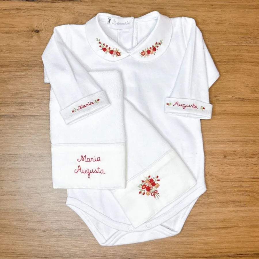 kit maria augusta personalizado branco com bordados florais em tons de vermelho e laranja, acompanhado de fraldinhas