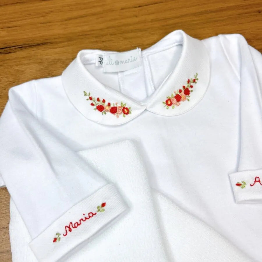 kit maria augusta personalizado branco com bordados florais em tons de vermelho e laranja, acompanhado de fraldinhas