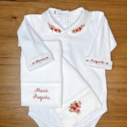kit maria augusta personalizado branco com bordados florais em tons de vermelho e laranja, acompanhado de fraldinhas