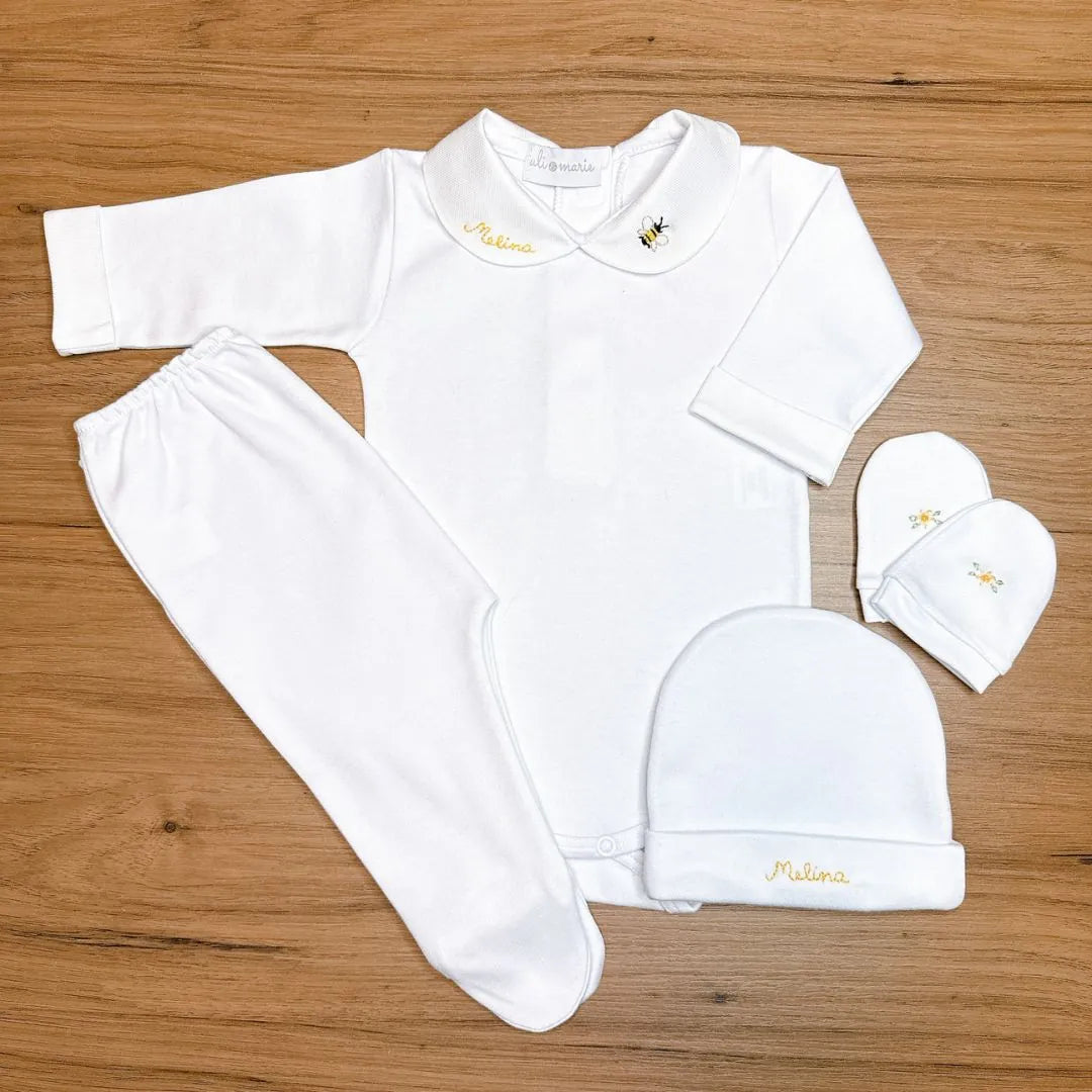 kit maternidade baby bee de 4 peças, com body personalizado, calça, touca e luvas brancas em tecido liso
