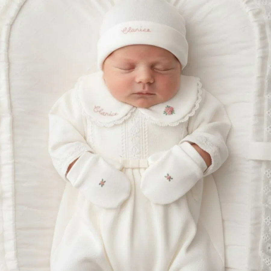 Kit Maternidade Cecília Personalizado off-white com bebê usando macacão bordado e touca com nome delicado