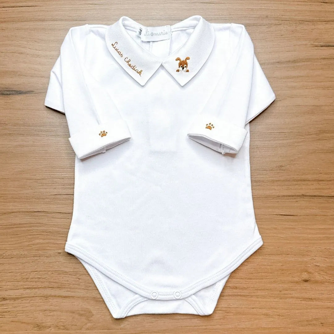 body manga longa branco do kit maternidade dog, com gola bordada com nome 'lucas chediak' e cachorrinho