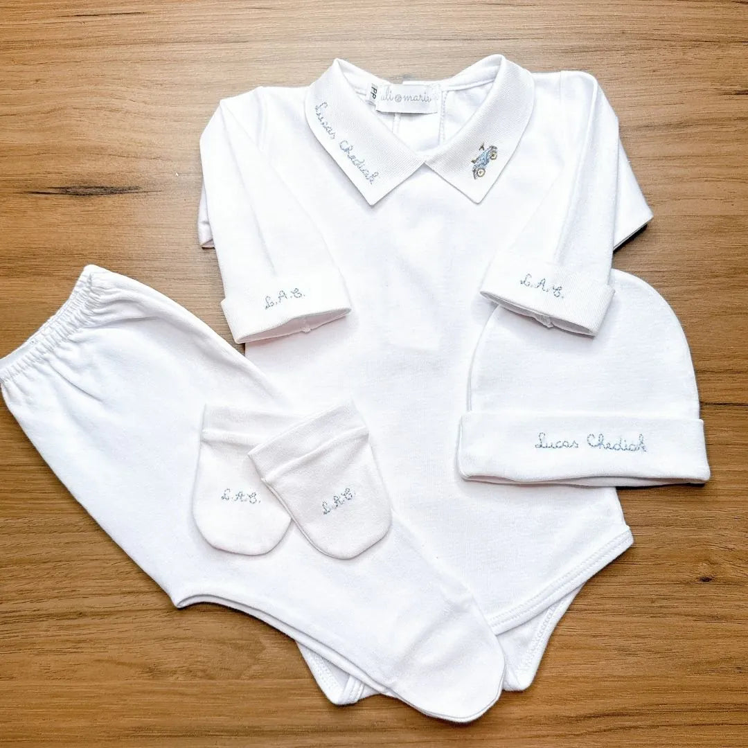 kit maternidade kart personalizado composto por body, calça, luvas e touca brancos com bordados em azul claro e carrinho na gola