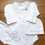 detalhe do kit maternidade kart personalizado mostrando o body com gola bordada com carrinho azul e nome personalizado