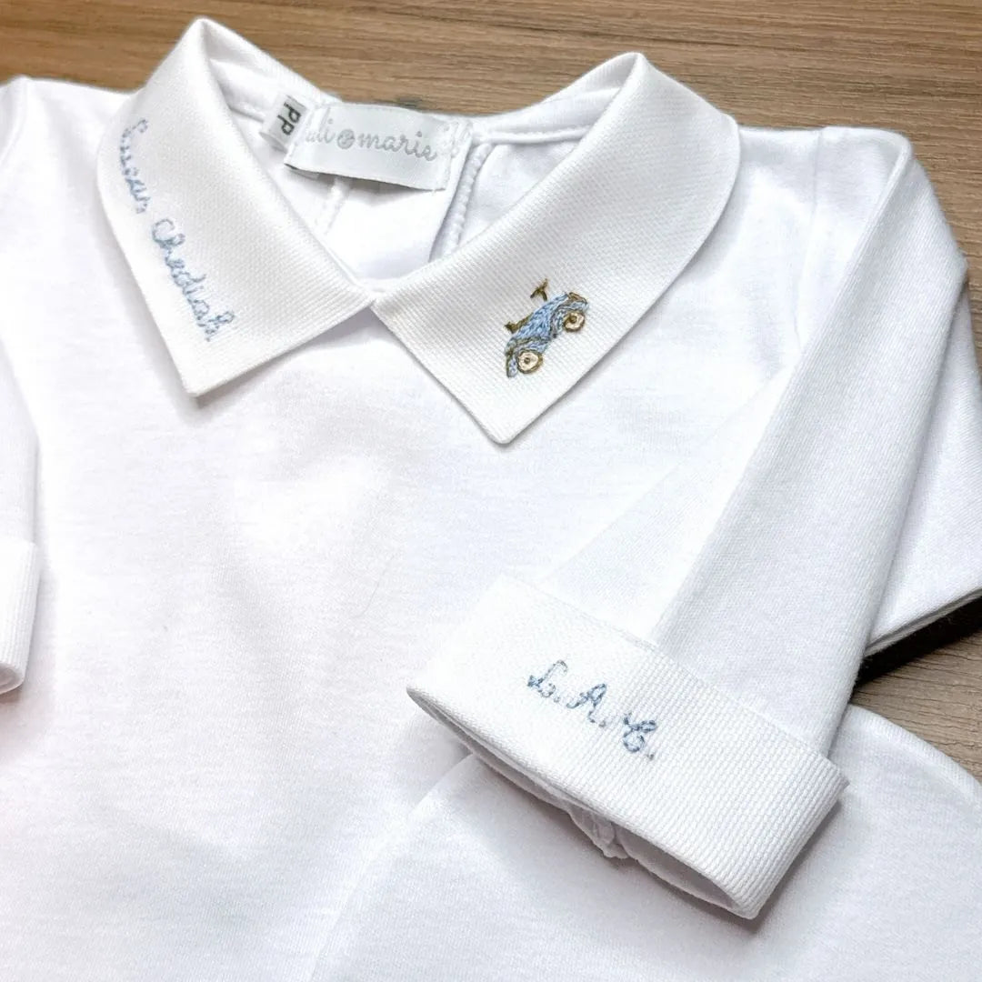 kit maternidade kart personalizado branco com gola bordada, nome e iniciais em azul e detalhe de carrinho bordado