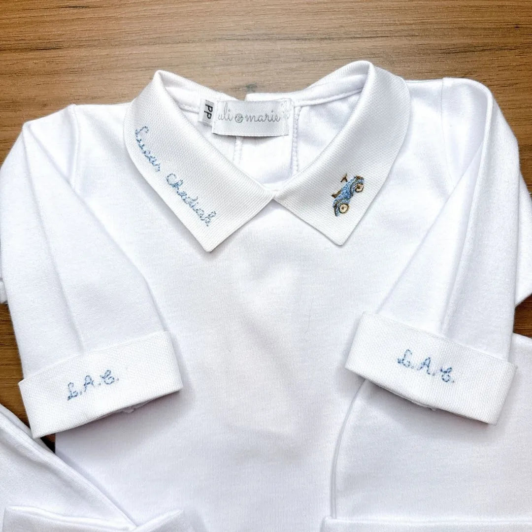 conjunto kit maternidade kart personalizado com peças brancas e bordados delicados em azul, incluindo carrinho na gola