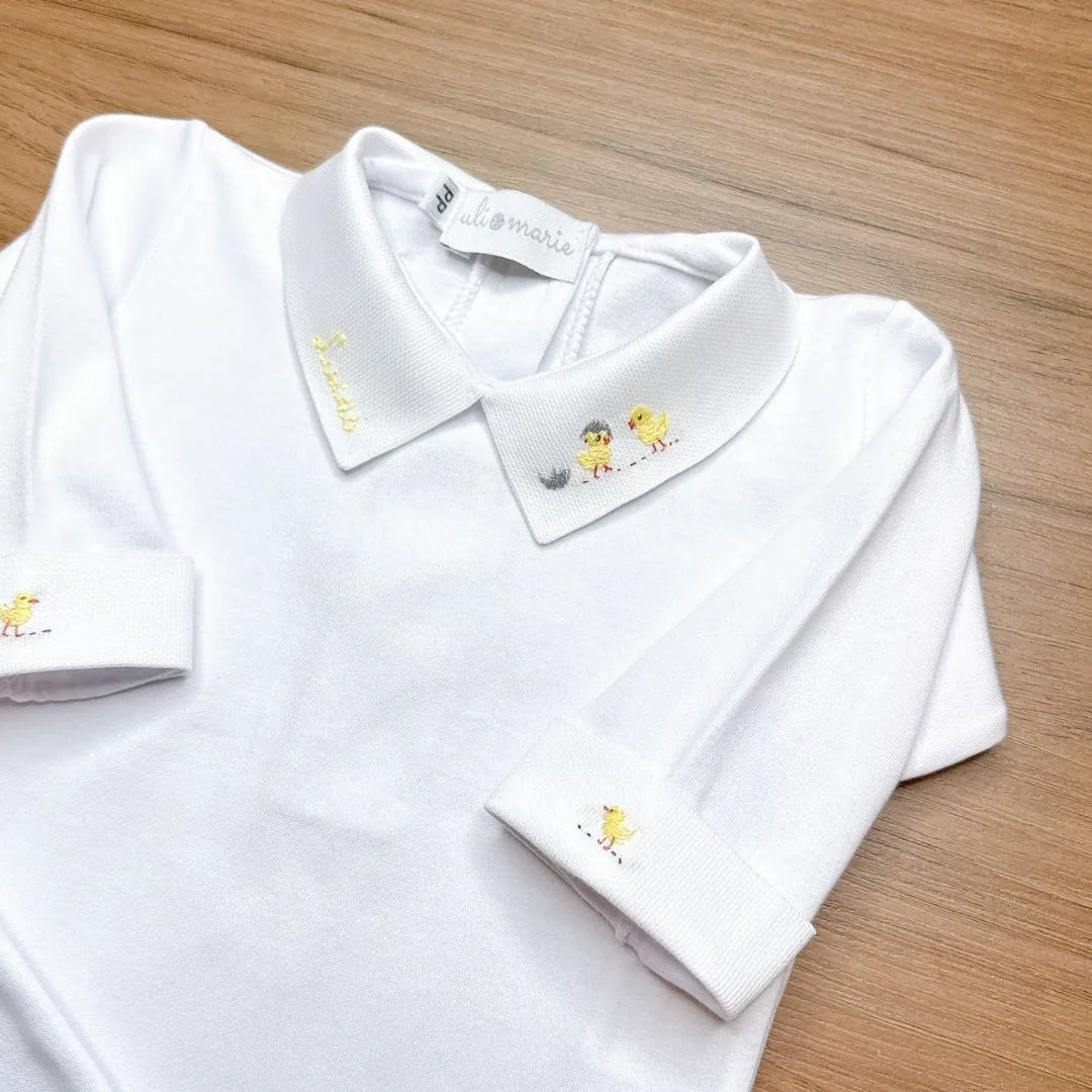 kit maternidade pintinhos personalizado branco com bordados delicados de pintinhos amarelos na gola e punhos