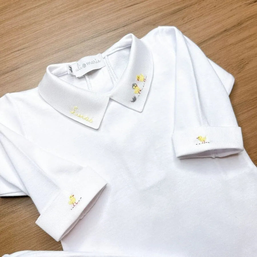 kit maternidade pintinhos personalizado branco com bordados delicados de pintinhos amarelos na gola e punhos
