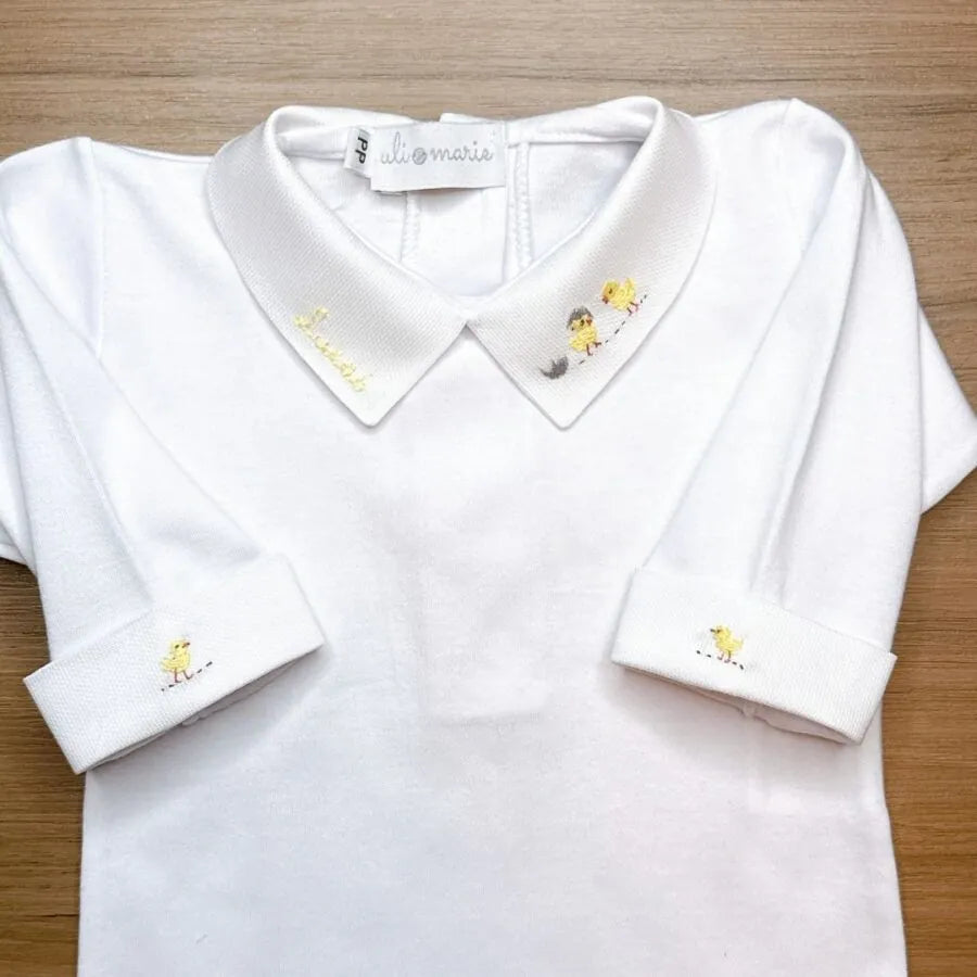 kit maternidade pintinhos personalizado branco com bordados delicados de pintinhos amarelos na gola e punhos