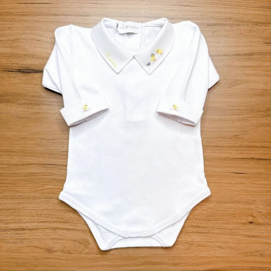 kit maternidade pintinhos personalizado branco com bordados delicados de pintinhos amarelos na gola e punhos