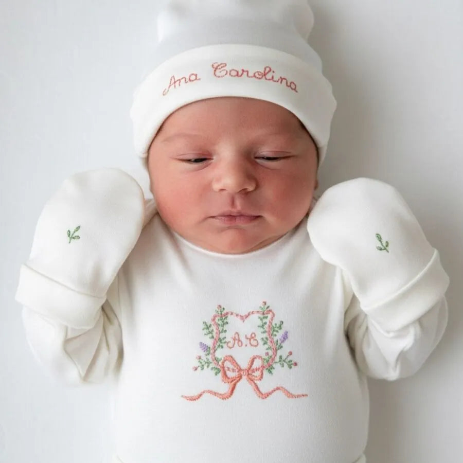 kit maternidade menina algodão egípcio branco, body com bordado floral, luvas e gorro personalizado ana carolina