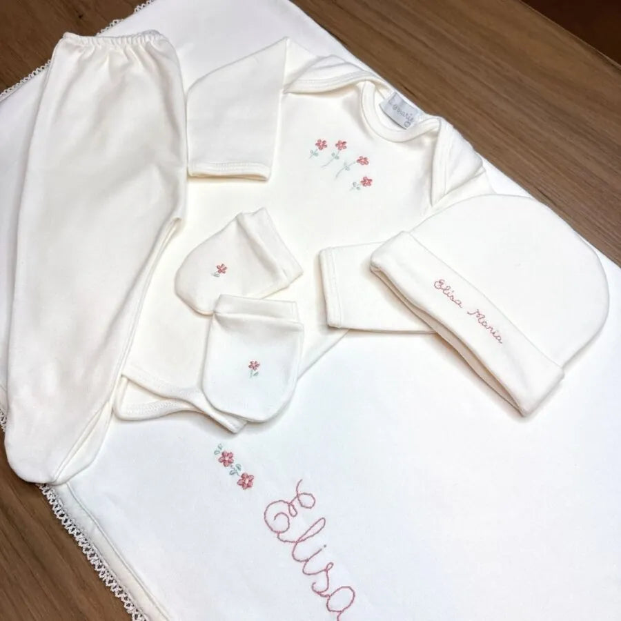 kit maternidade algodão egípcio branco com body, calça, touca e luvas personalizados com flores e nome beatriz