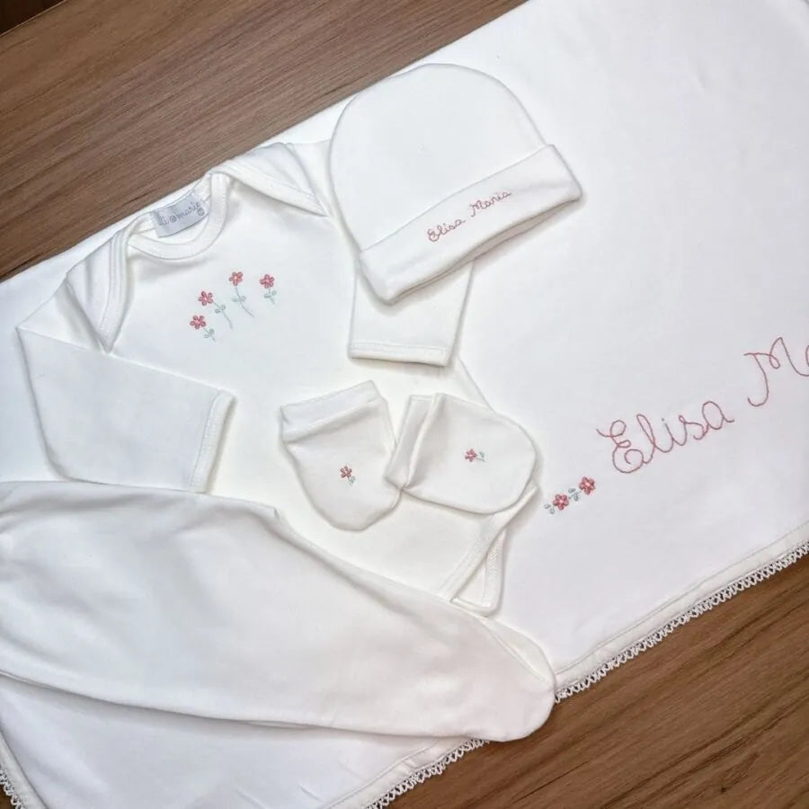 kit maternidade algodão egípcio branco com body, calça, touca e luvas personalizados com flores e nome beatriz