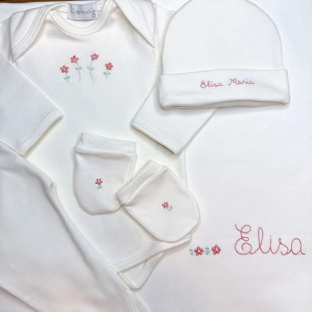 kit maternidade algodão egípcio branco com body, calça, touca e luvas personalizados com flores e nome beatriz