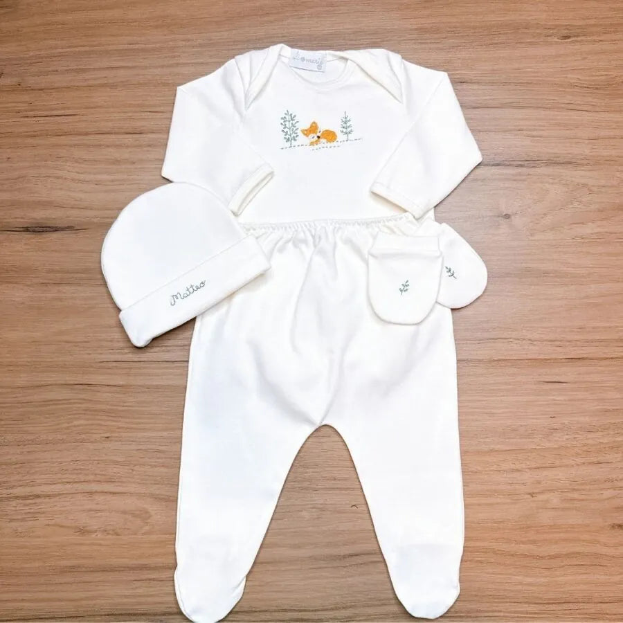 kit maternidade algodão egípcio menino: body, calça, luvas e touca, com bordado de raposa e pinheiros