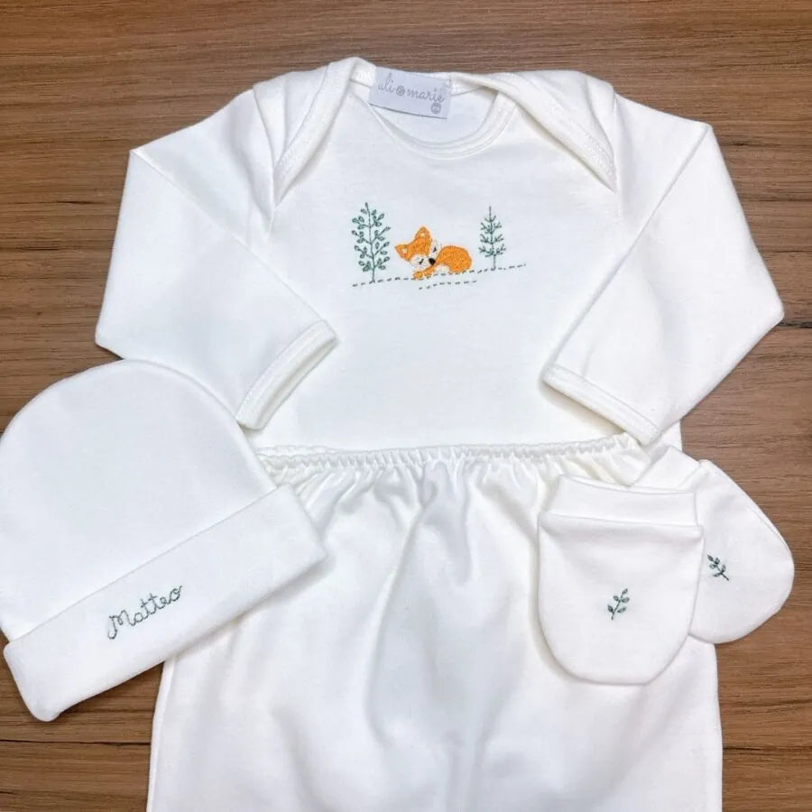 kit maternidade algodão egípcio menino: body, calça, luvas e touca, com bordado de raposa e pinheiros
