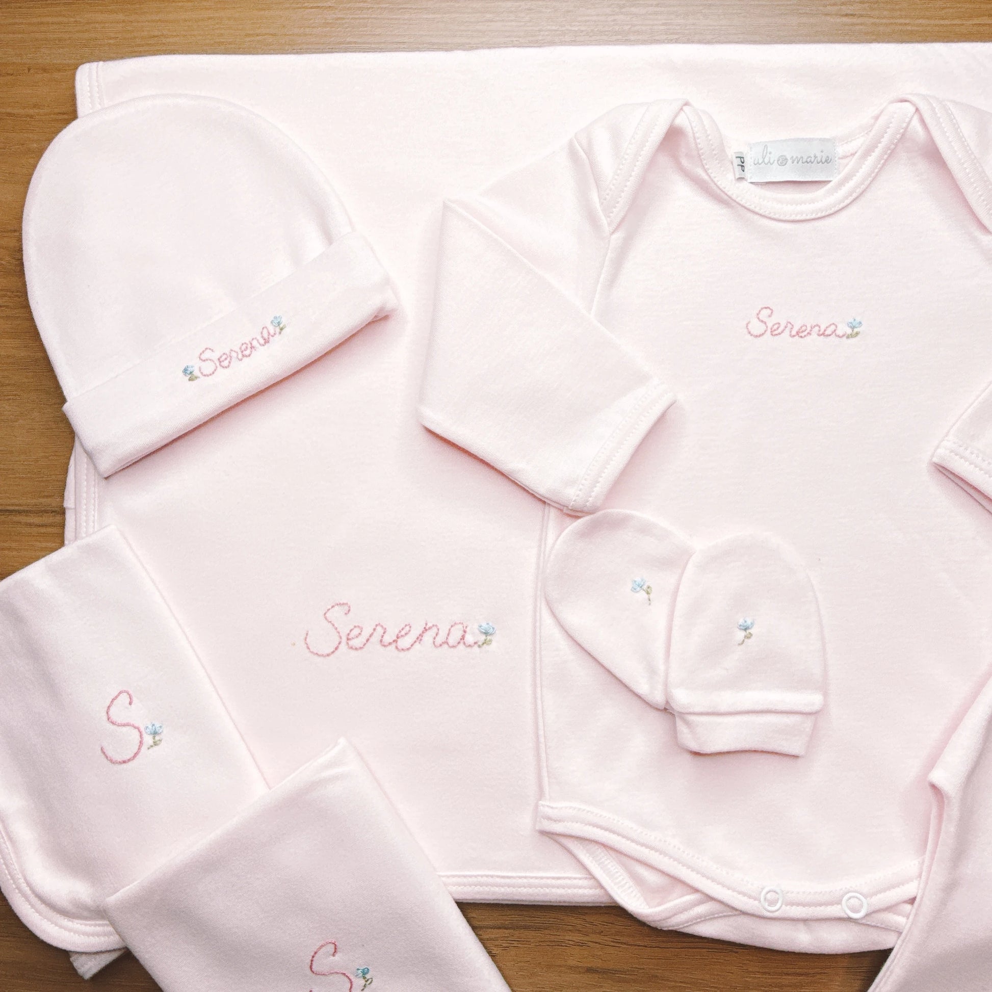 Kit maternidade rosa bebê: body, calça, gorro e panos com bordado Serena
