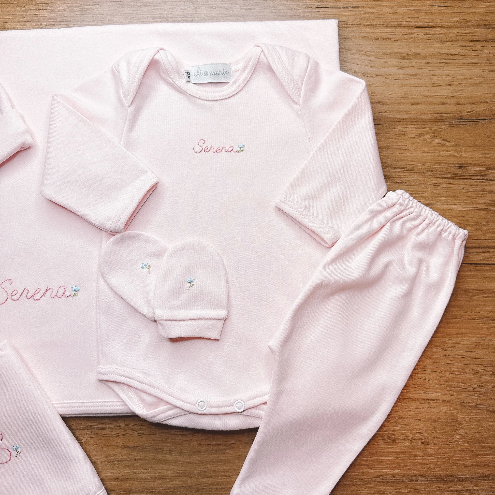Body e calça rosa bebê com gorro e bordado Serena