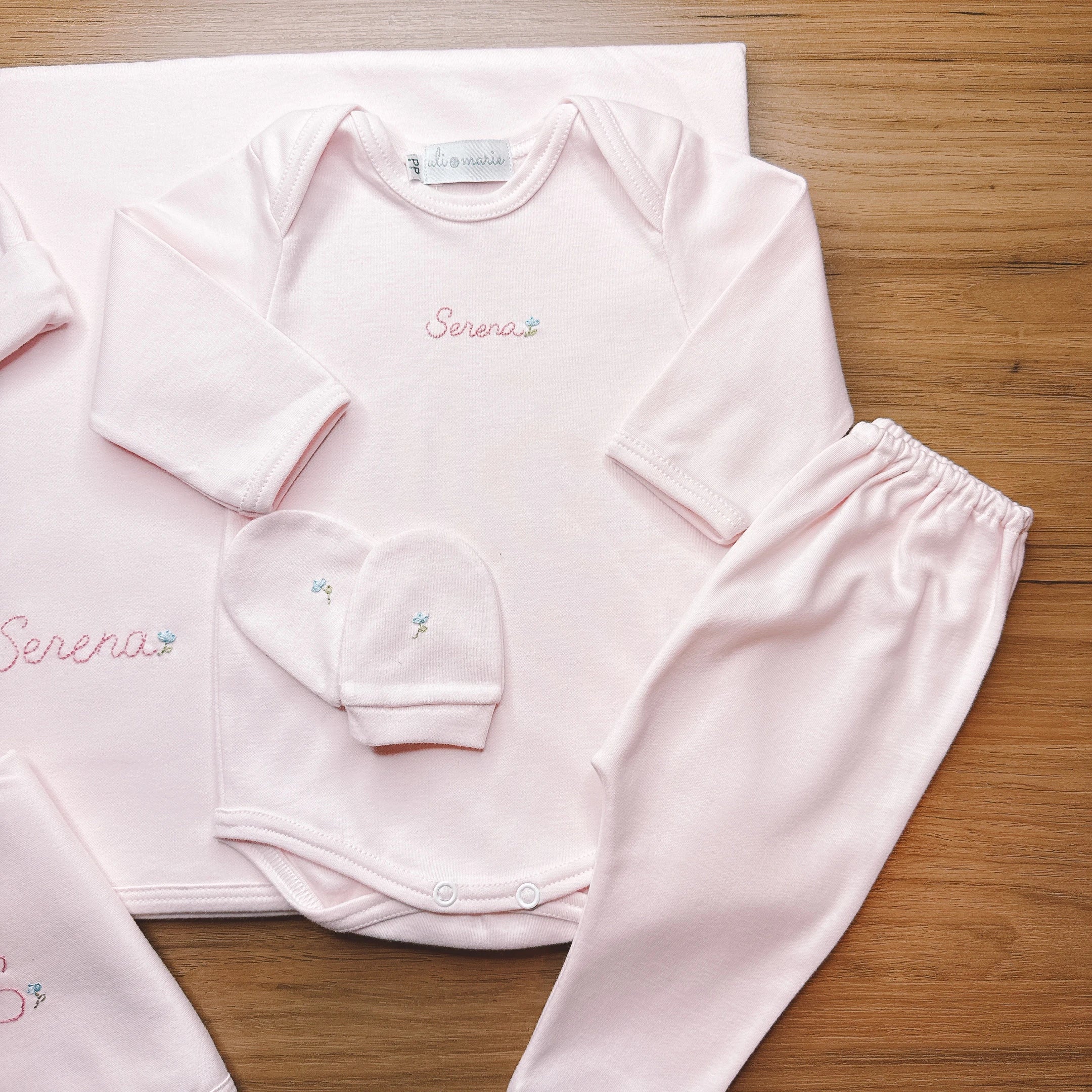 Body e calça rosa bebê com gorro e bordado Serena