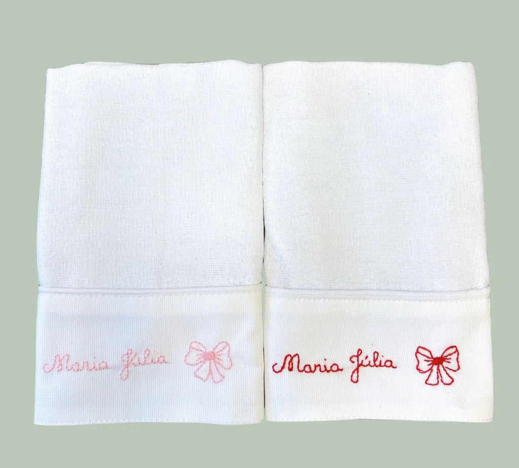 kit com 2 fraldinhas de boca personalizadas para menina, em tecido branco com bordado de nome e desenhos