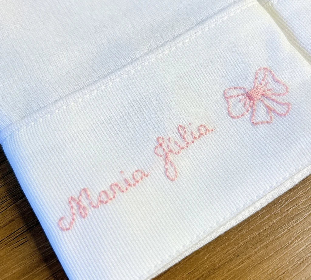 kit com 2 fraldinhas de boca personalizadas para menina, em tecido branco com bordado de nome e desenhos