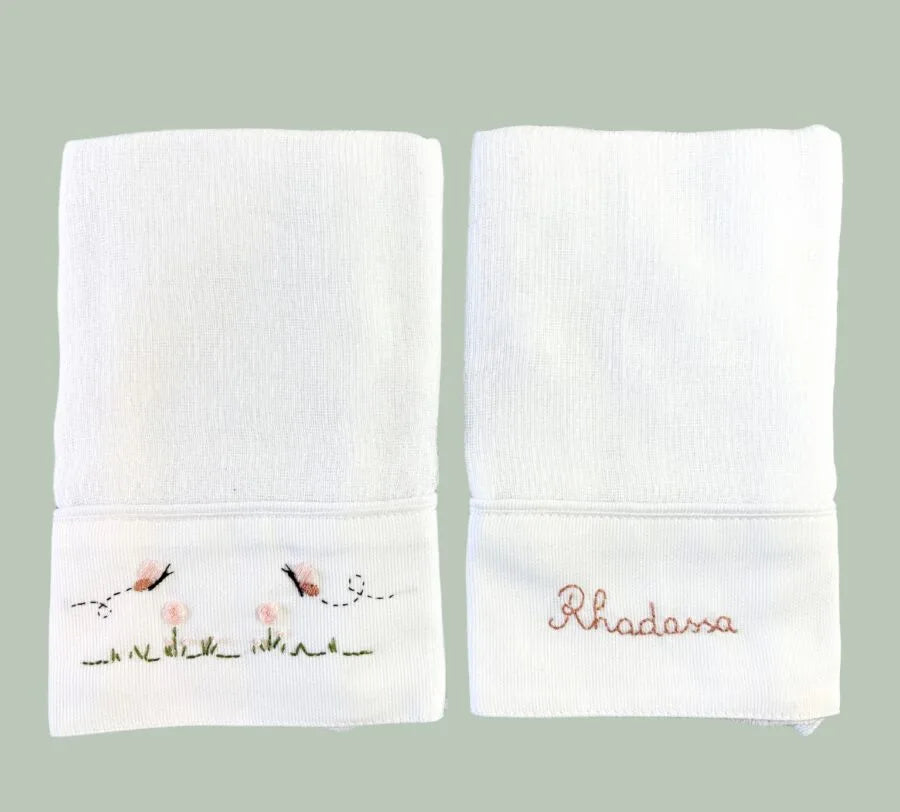 kit com 2 fraldinhas de boca personalizadas para menina, em tecido branco com bordado de nome e desenhos