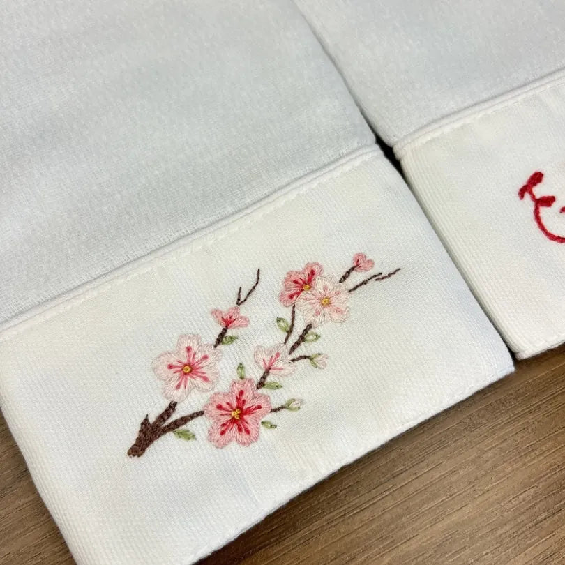 kit com 2 fraldinhas de boca personalizadas para menina, em tecido branco com bordado de nome e desenhos