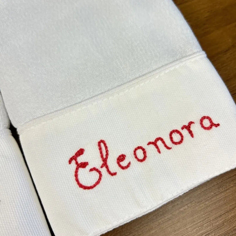 kit com 2 fraldinhas de boca personalizadas para menina, em tecido branco com bordado de nome e desenhos