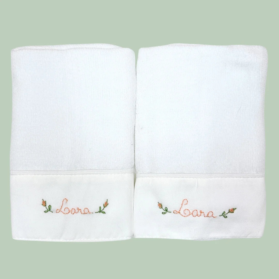 kit com 2 fraldinhas de boca personalizadas para menina, em tecido branco com bordado de nome e desenhos
