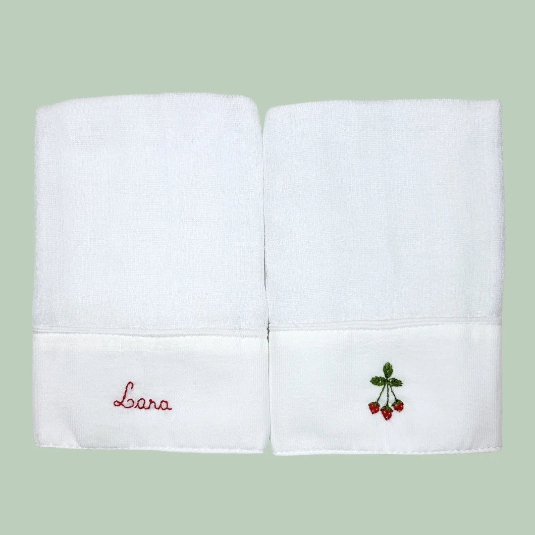 kit com 2 fraldinhas de boca personalizadas para menina, em tecido branco com bordado de nome e desenhos