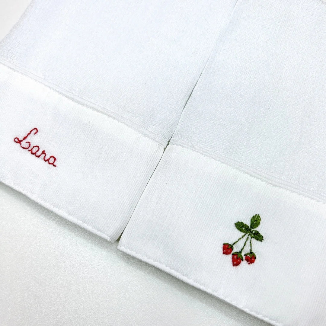 kit com 2 fraldinhas de boca personalizadas para menina, em tecido branco com bordado de nome e desenhos