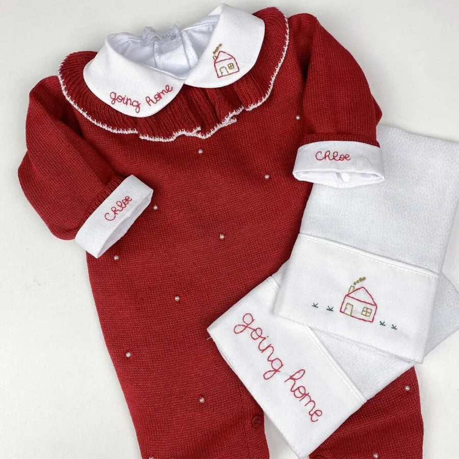 kit com 2 fraldinhas de boca personalizadas para menina, em tecido branco com bordado de nome e desenhos