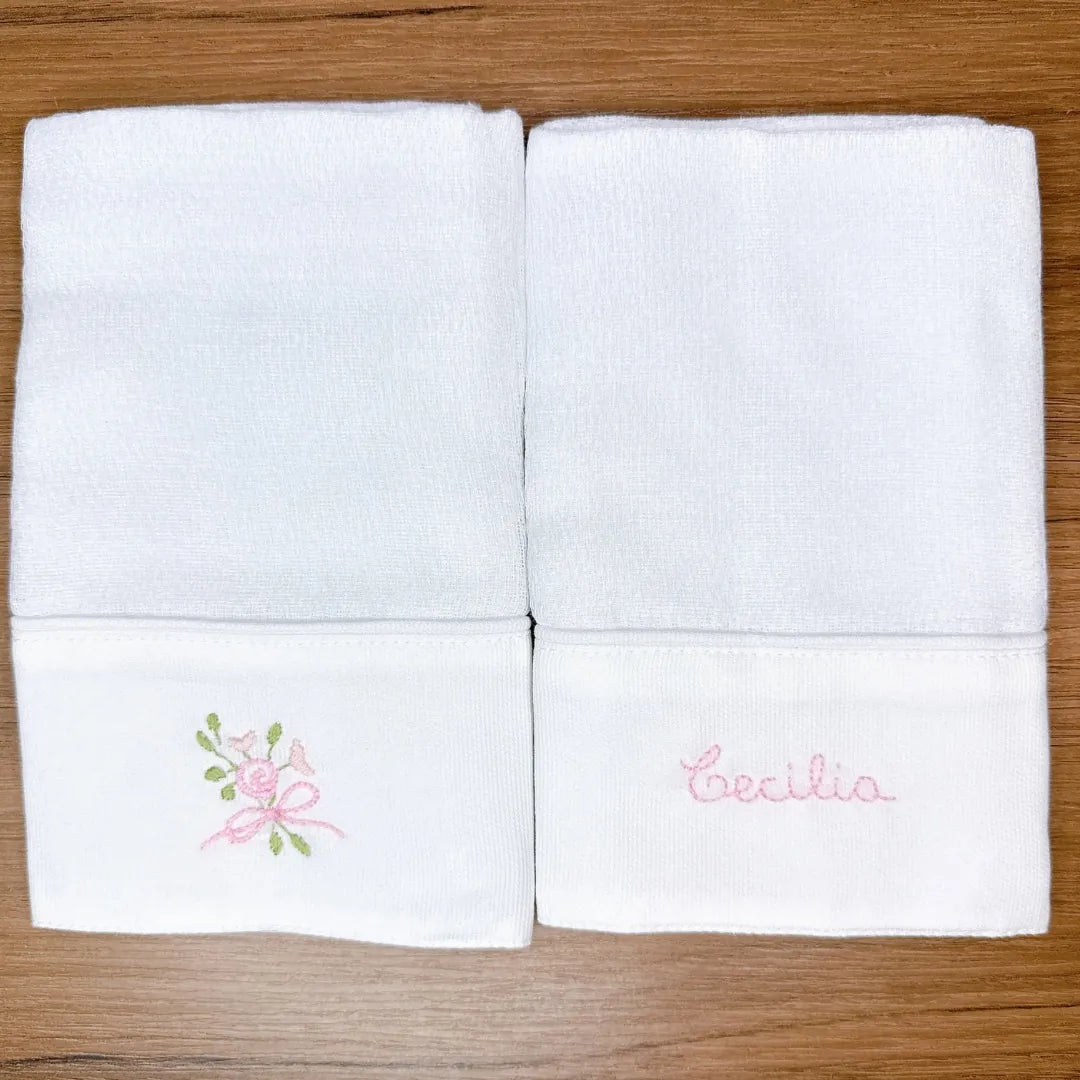 kit com 2 fraldinhas de boca personalizadas para menina, em tecido branco com bordado de nome e desenhos