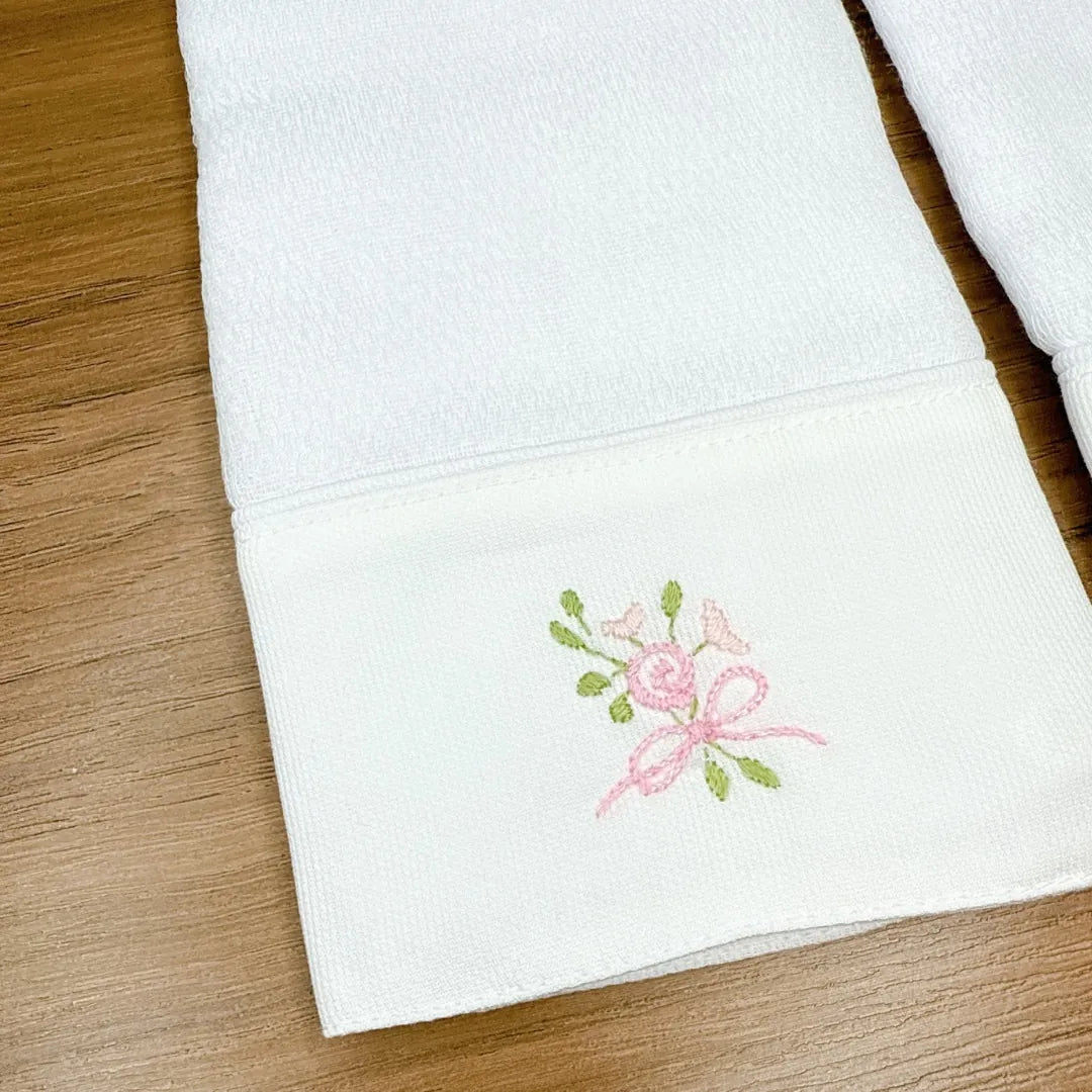 kit com 2 fraldinhas de boca personalizadas para menina, em tecido branco com bordado de nome e desenhos