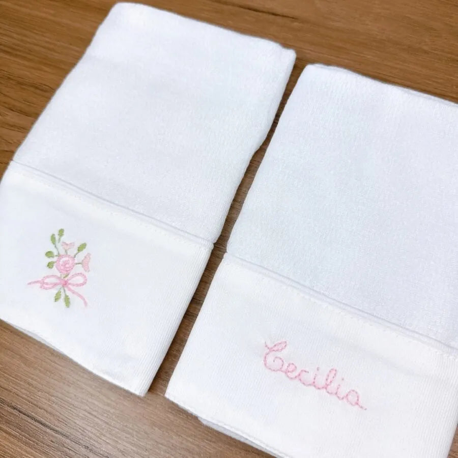 kit com 2 fraldinhas de boca personalizadas para menina, em tecido branco com bordado de nome e desenhos