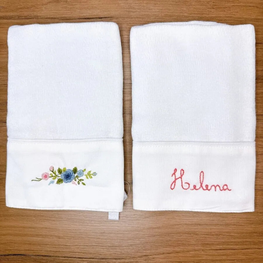 kit com 2 fraldinhas de boca personalizadas para menina, em tecido branco com bordado de nome e desenhos