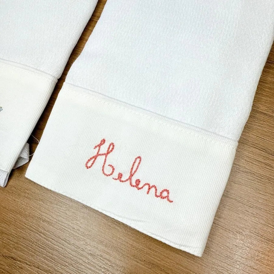 kit com 2 fraldinhas de boca personalizadas para menina, em tecido branco com bordado de nome e desenhos
