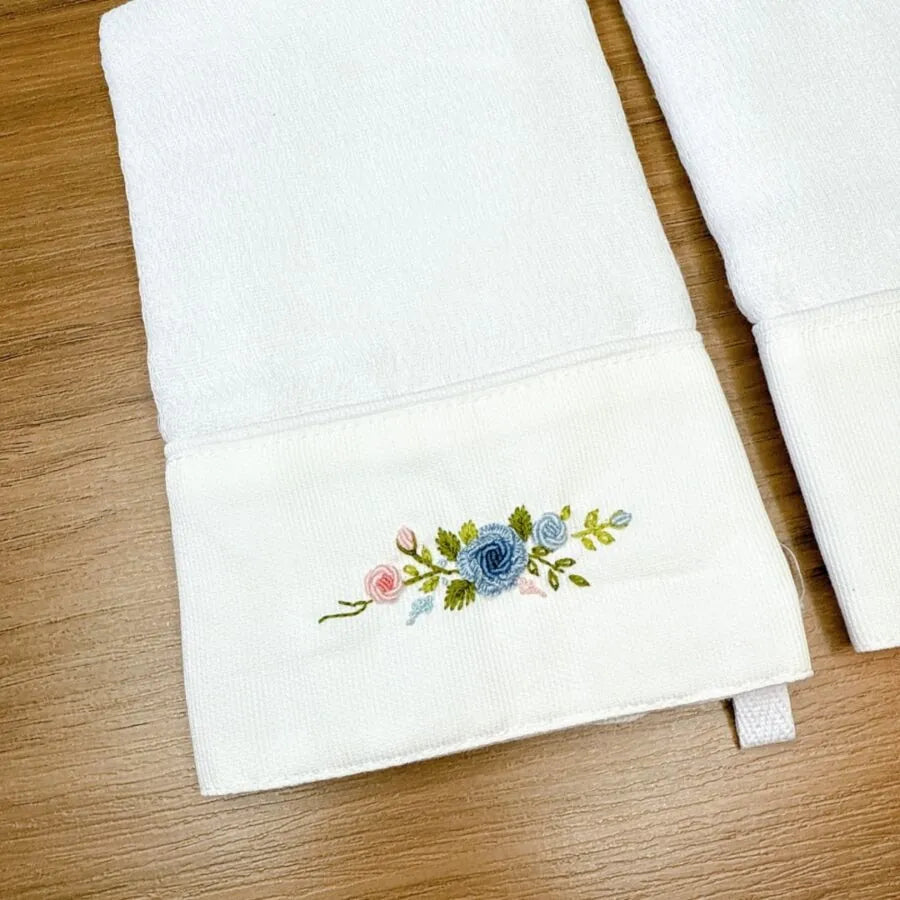 kit com 2 fraldinhas de boca personalizadas para menina, em tecido branco com bordado de nome e desenhos