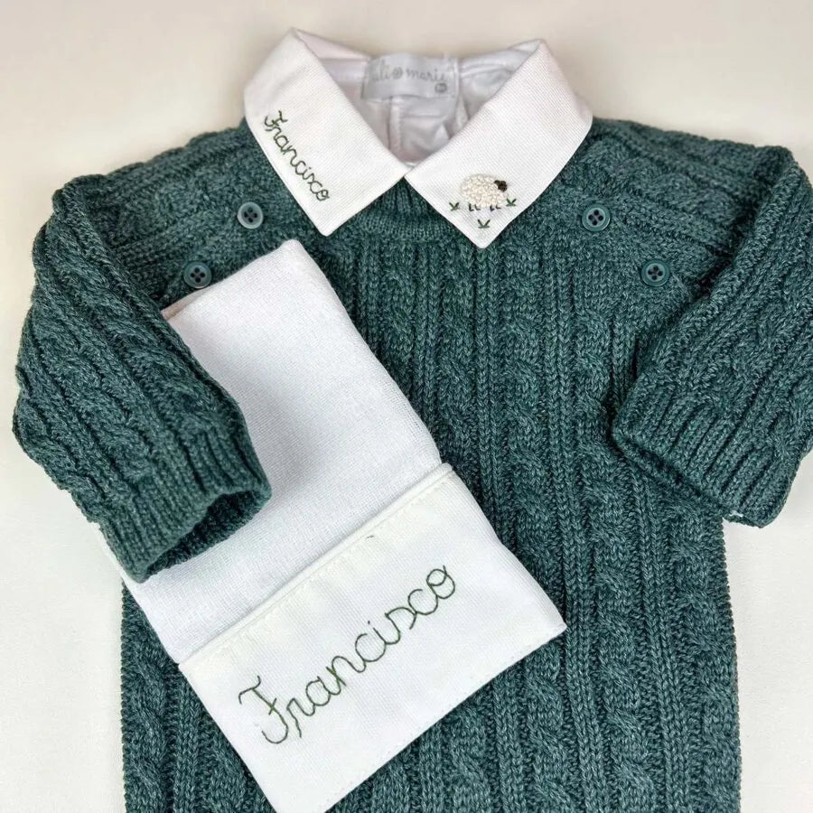 kit com 2 fraldinhas de boca personalizadas para menino, em tecido branco com bordado de nome e desenho